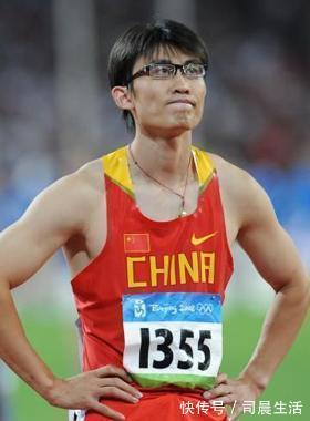 中国首位百米世界冠军,堪称文武双全,眼镜