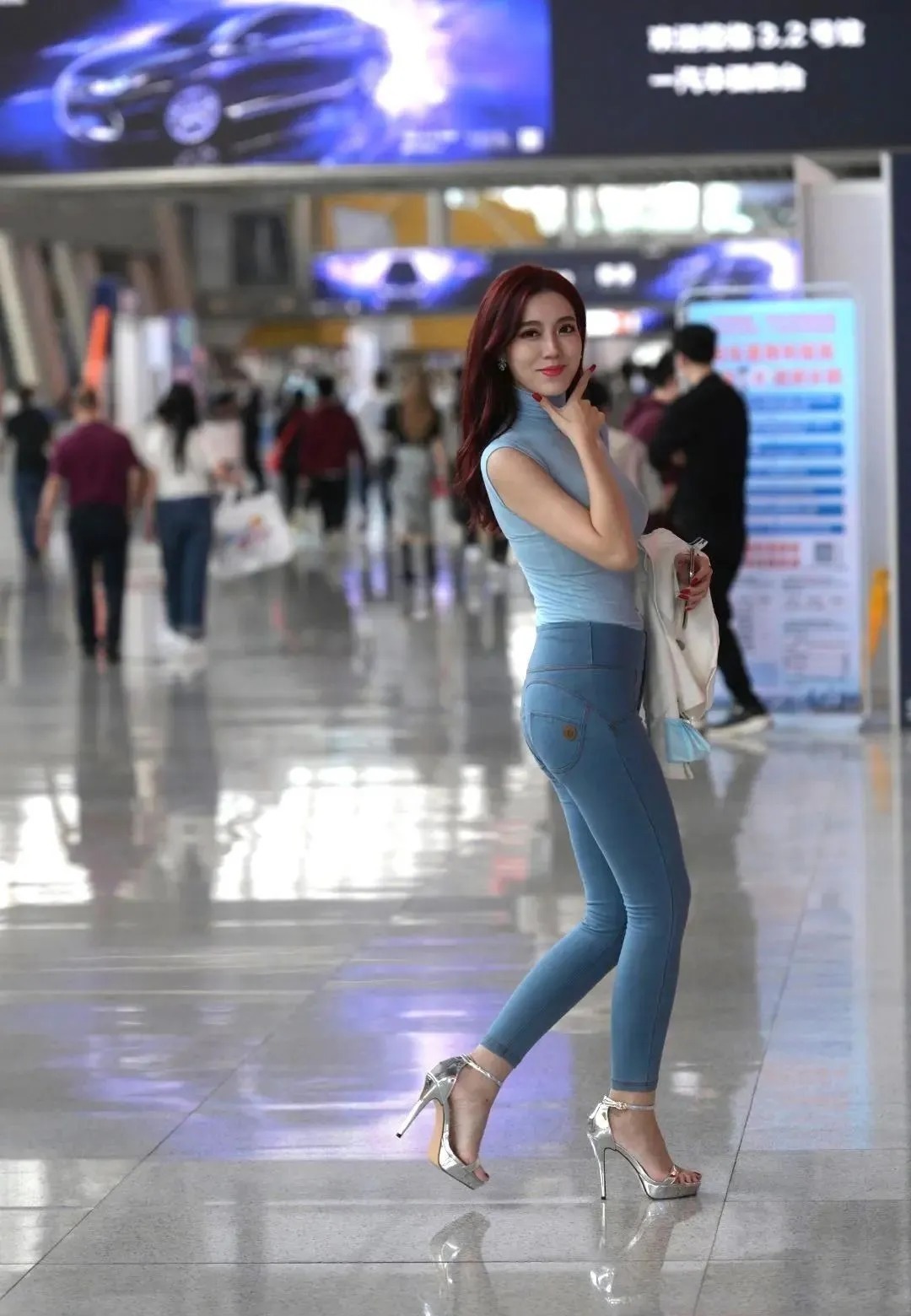 姐妹们 牛仔裤搭配无袖T恤，减龄时尚，走在街上成为动人的风景线