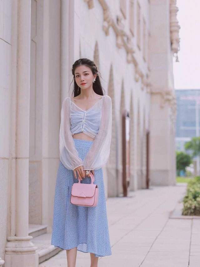 小蛮腰|初秋，2、30岁小姑娘这样穿，衬衫配印花裙简约洋气，氛围感十足