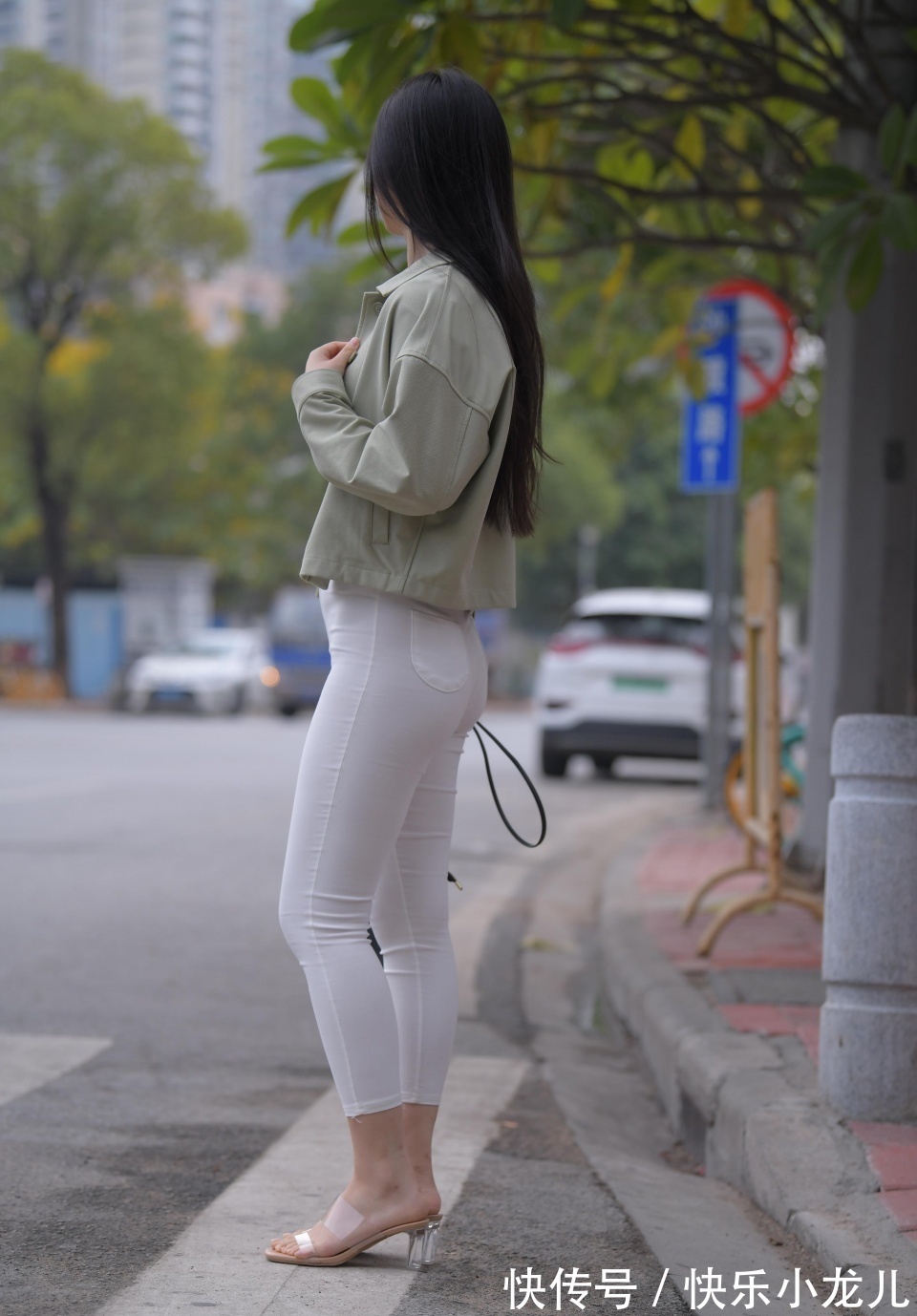 时尚|小姐姐身穿白色短袖,搭配白色休闲裤,一个人开心的逛街,看上去很时尚