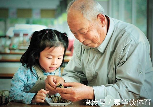 五官端正|“最宠孙女”帅爷爷火了,抱小孙女看楼盘办嫁妆,网友:想做奶奶