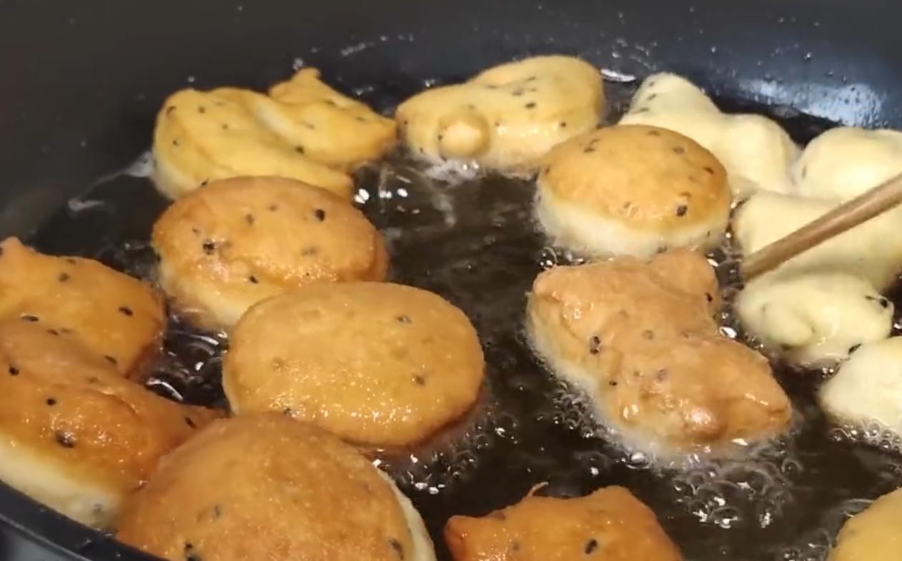 学会|1分钟学会用面粉做道“鸡蛋空心饼”,香甜美味,蓬松暄软