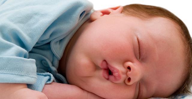 宝妈|宝宝睡觉时喜欢“滚来滚去”？是在发出3个信号，宝爸宝妈要读懂