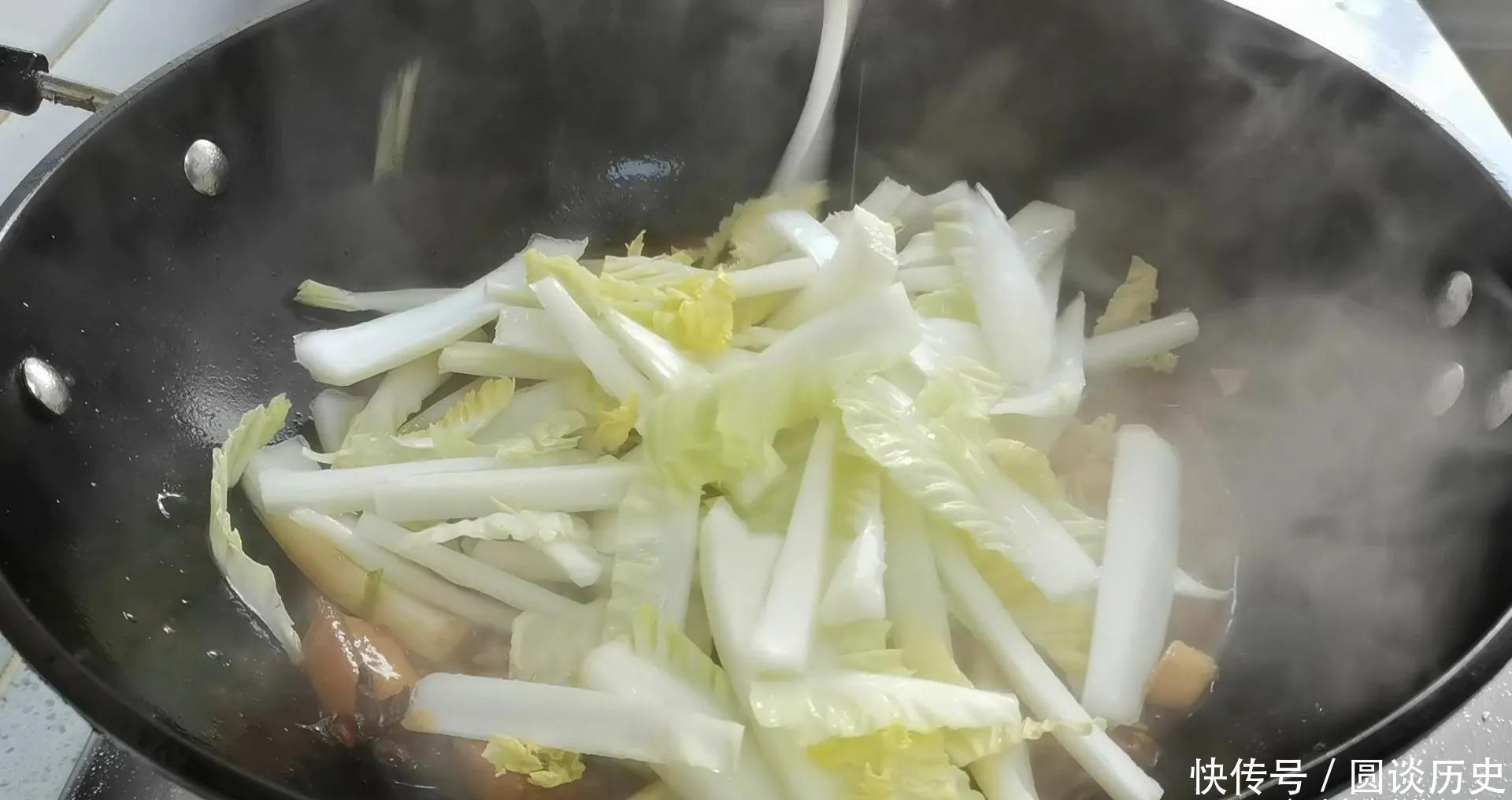 天冷就爱吃一锅猪肉白菜炖粉条,有荤有素,营养美味,特别下饭