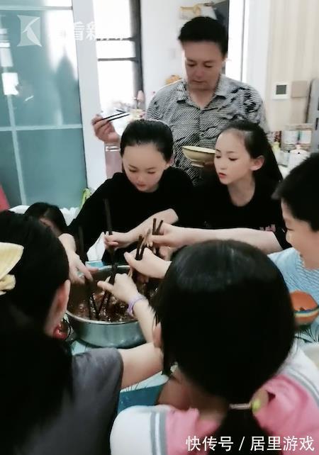 姑姑|姑姑带7个孩子过暑假:打饭排队,客厅打地铺