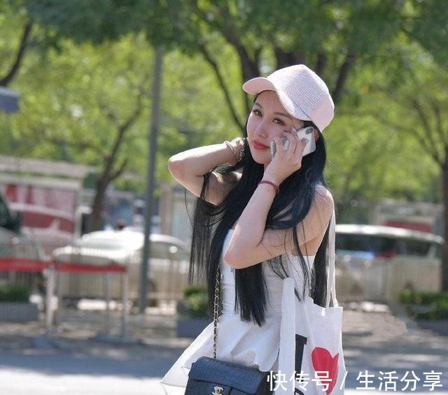 贝雷帽|街拍小姐姐个性十足,红色贝雷帽和个性穿搭,大长腿很诱人!