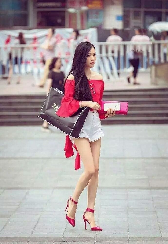 粉色|街拍:美女白色短裤搭配粉色一字肩衬衫,走在街上时尚气质十足!