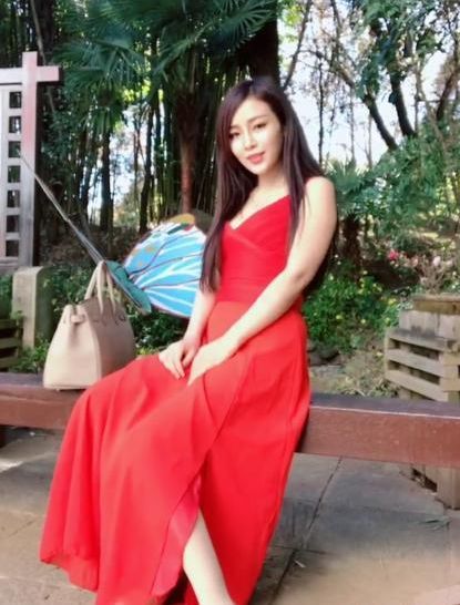 时尚 明艳端庄的小姐姐,穿搭时尚动人,显瘦又显女人的妩媚感