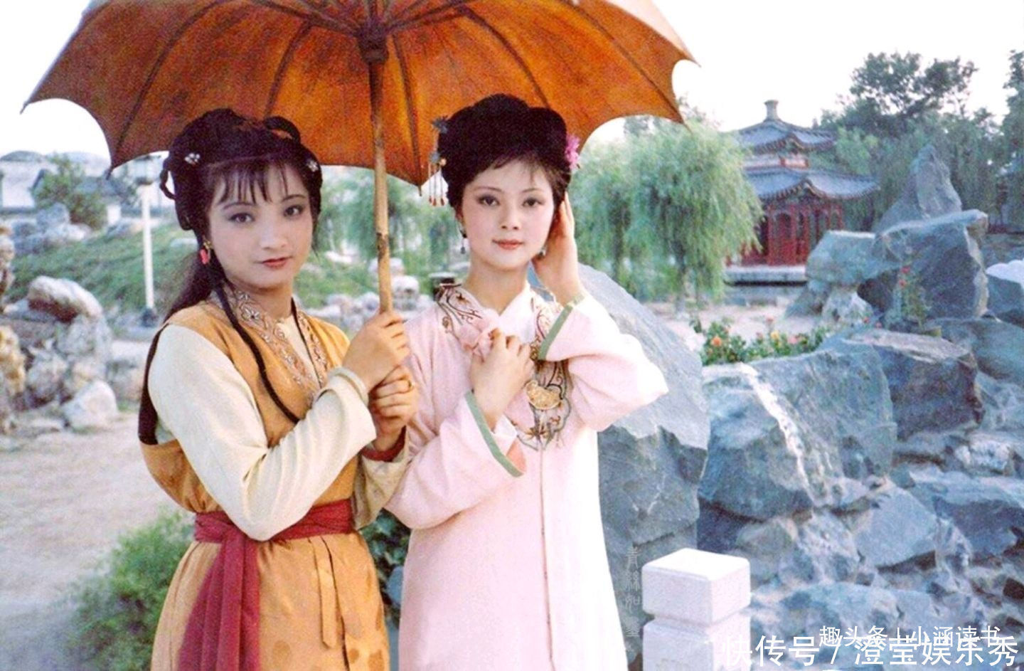 紫鹃|林黛玉和薛宝钗谁更有教养?看看两个贴身丫环的嚣张样就清楚了