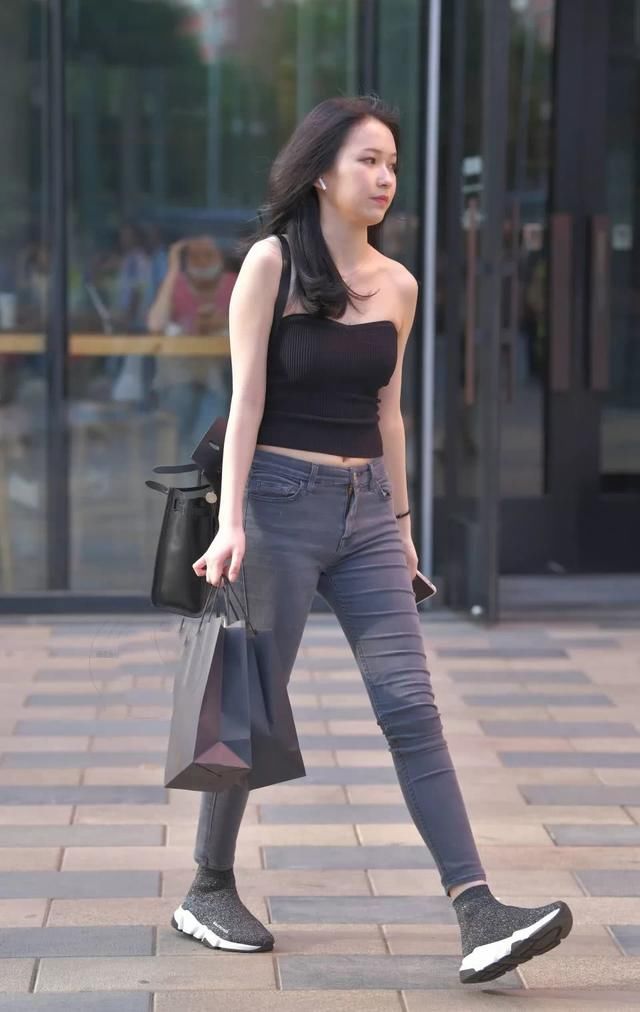 街拍|街拍美女：小姐姐紧身牛仔裤搭配黑色吊带上衣，真的太漂亮了