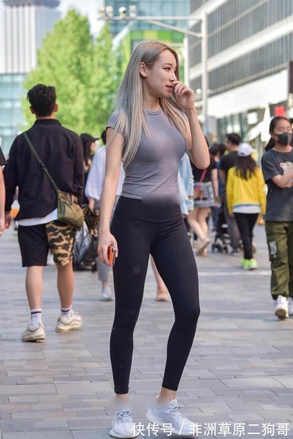 银发|银发靓妹搭配高级运动风穿搭,上衣塞进裤子,显腿长更突显气质