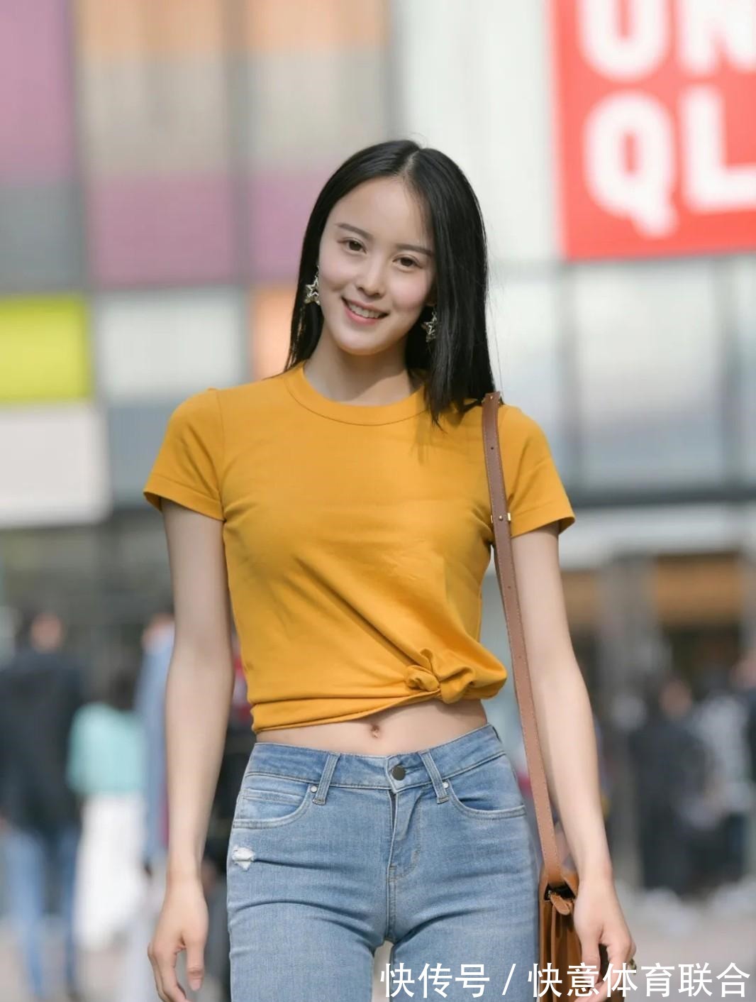 女生 破洞牛仔裤，搭配常规T恤衫，青春少女又温柔可人！