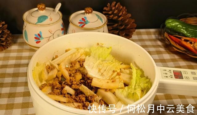 这两种食材是完美搭配，多加点肉未同烧，咸鲜味美很下饭！