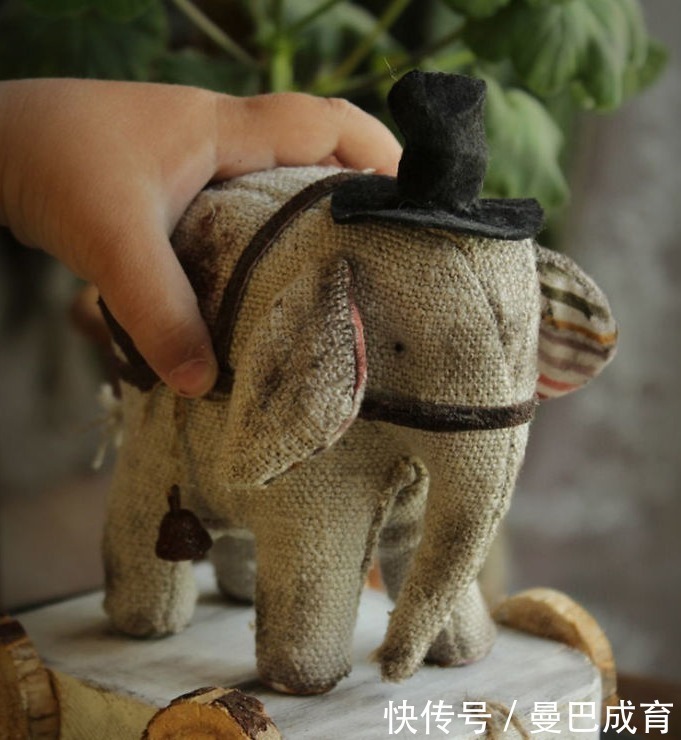 美女&俄罗斯美女手工艺术家和她独特的玩偶们!