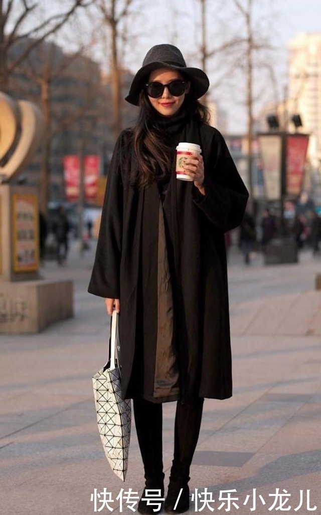 时尚穿搭,美女搭配米色的高跟长靴,经典又不失时尚格调