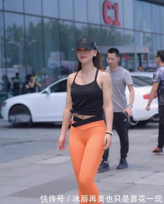 打底裤 逛街的打底裤美女,紧绷无痕显曲线!