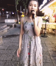 |搞笑GIF：小哥厉害了啊，你这是在给别人理发呢，还是在做饭呢