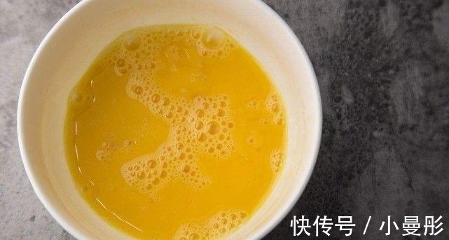 妙招|炒鸡蛋时加点它, 炒出的鸡蛋又鲜又嫩, 比饭店大厨炒得更好吃