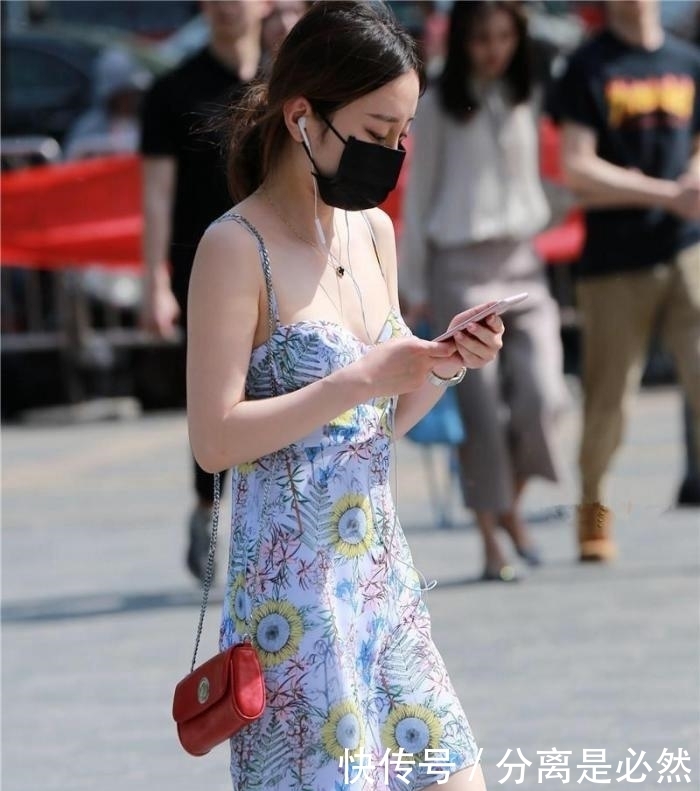 街拍:小吊带连衣裙和大长腿完美搭配, 街头靓丽的风景!