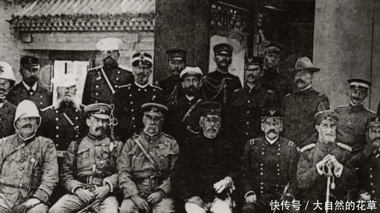 龙椅|清末老照片八国联军坐龙椅耀武扬威,清朝大臣给洋人下跪!