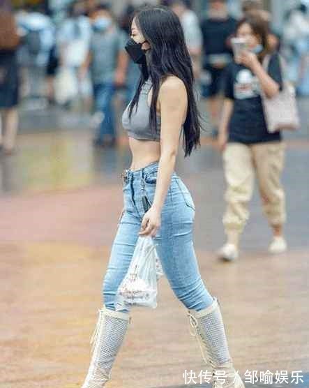 灵感 长发模特选择挂脖上衣搭配牛仔裤,显身材曲线,完美秀出女人味