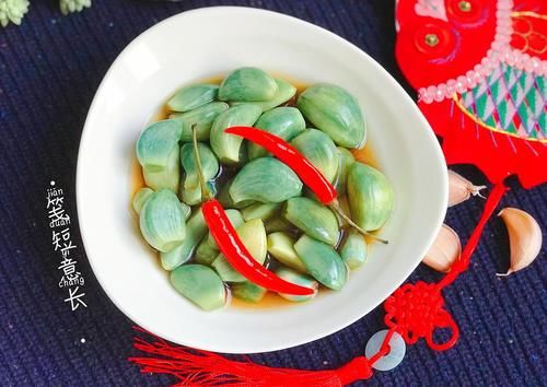  腊八遇上大寒，别忘了腌1罐腊八蒜，加这“2红2白”，蒜1晚就变绿