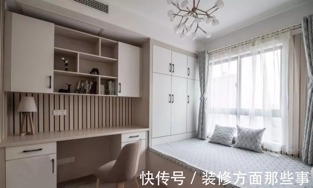 落地窗|127平现代风阳台隔出小书房，临着大大的落地窗，轻松又惬意