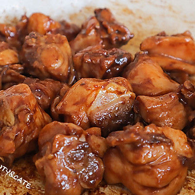 香到人人夸的「啫啫鸡煲」鲜嫩多汁,怎么能这么好吃