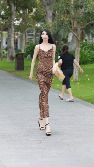 小姐姐|街拍:豹纹连衣长裙搭配黑色高跟鞋,展示高挑好身材,这气质堪称绝美