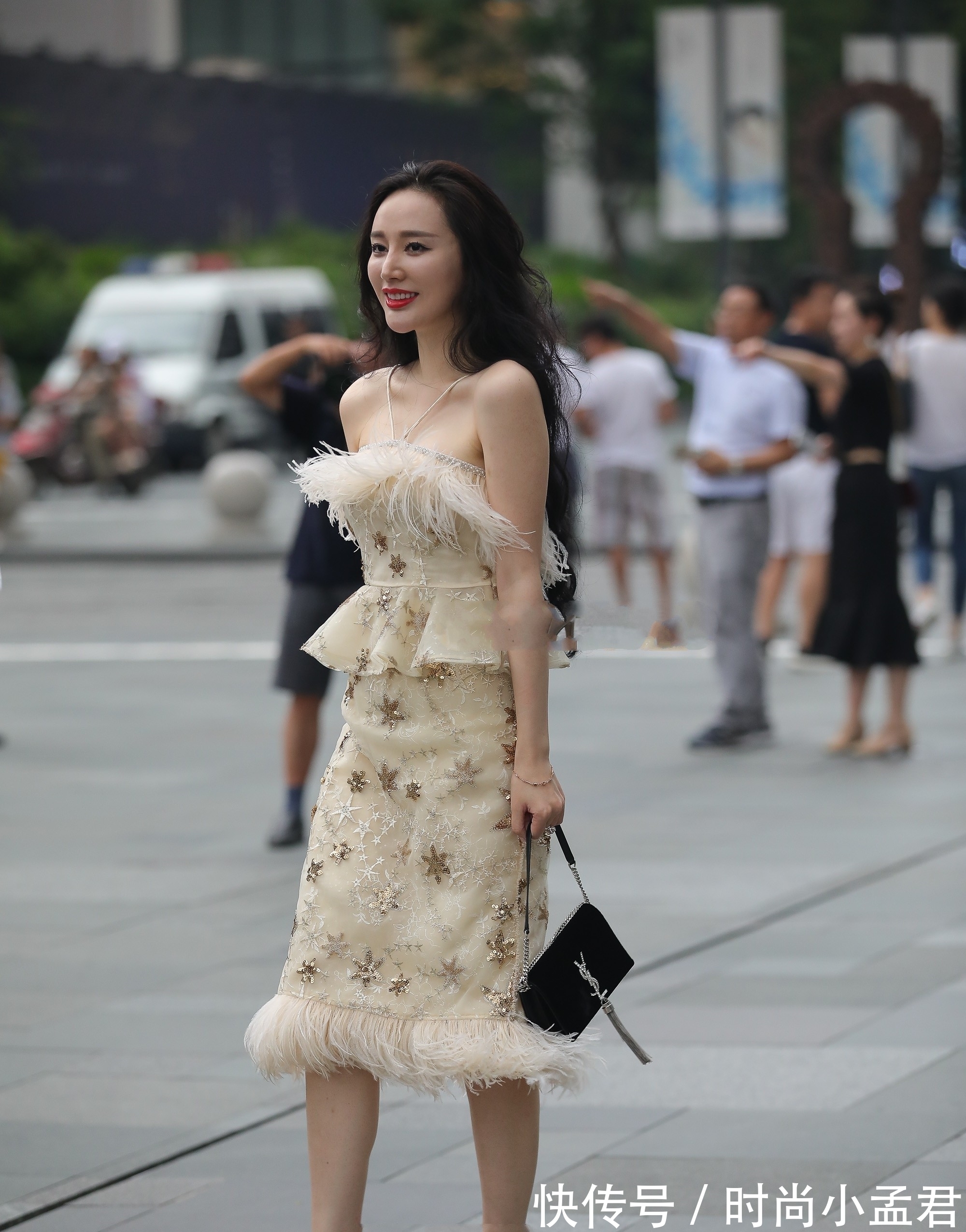 高跟鞋|独特设计两根带子“挂”在脖子上，时尚款裙子，显优美曲线