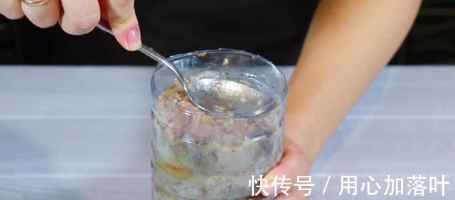 鲜嫩|一块五花肉放入矿泉水瓶里,瞬间变成一道好吃的美食,鲜嫩Q弹!