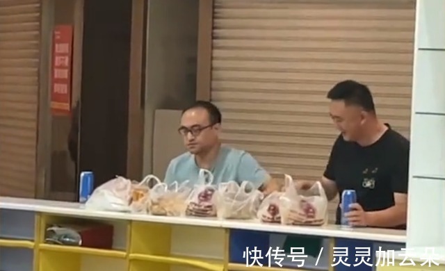 两个爸爸|辽宁俩爸爸带娃出去玩,一旁摆酒菜边喝边聊,网友带娃最高境界!