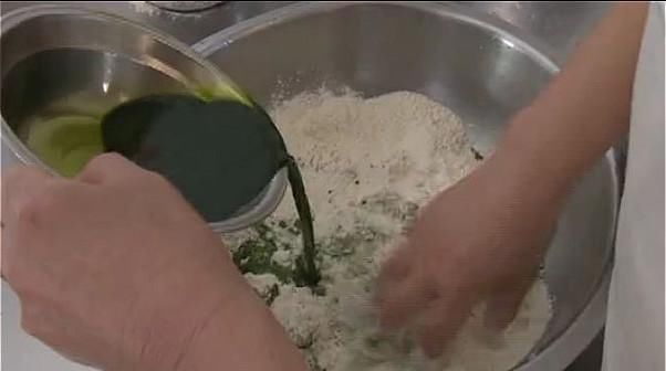 和面|5块钱1根的油条,到底怎么做大厨多加3克它,简单5步就搞定