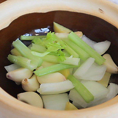 香到人人夸的「啫啫鸡煲」鲜嫩多汁,怎么能这么好吃