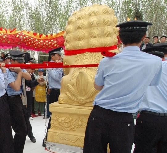 六人|男子写巨型书法，百斤墨水一次挥霍完，一个印章还需要六人扛动