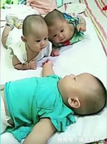 小尚|三胞胎睡午觉,两妹妹醒来后合计要不要叫醒哥哥,真是太可爱了