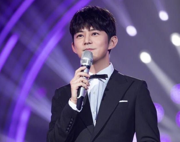 女主持人忘穿打底衣,导演只能切镜头,孰料张国立坚持1小时不敢转头