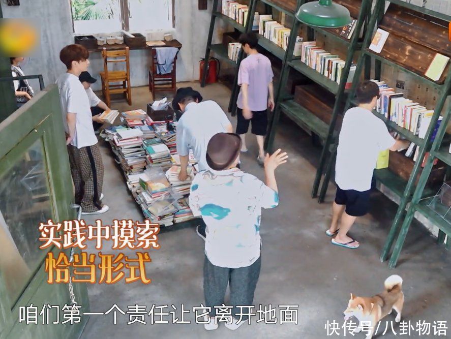 小朋友|张艺兴外出招呼小朋友，却意外偶遇“吴亦凡”，下意识表情太好笑