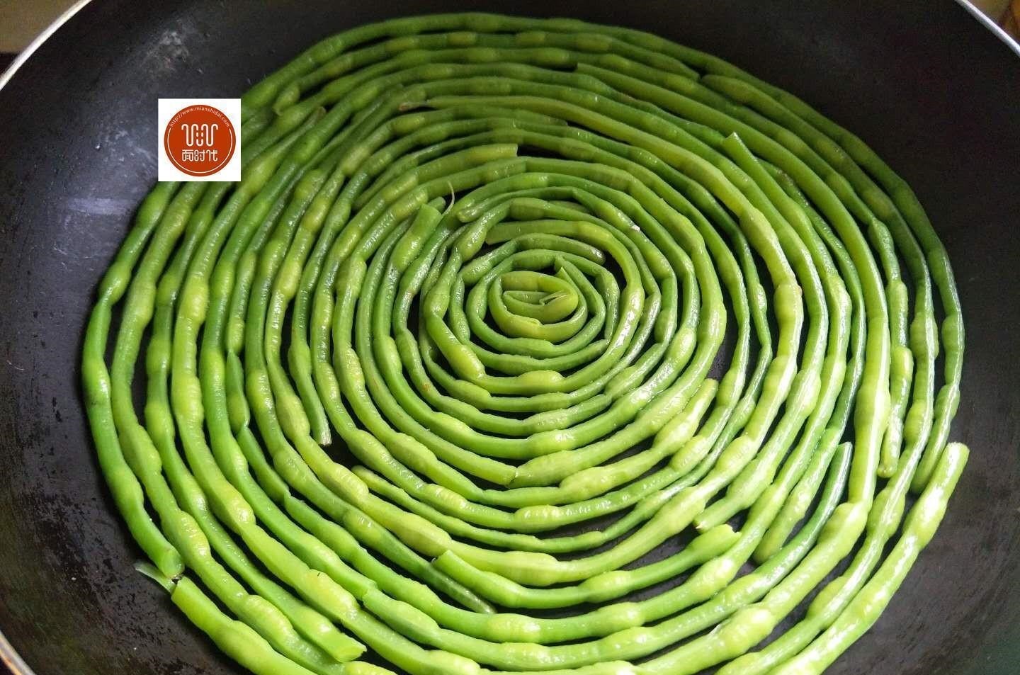 1把豆角,4个鸡蛋,筷子一搅,几分钟解决全家人早餐,柔软劲道