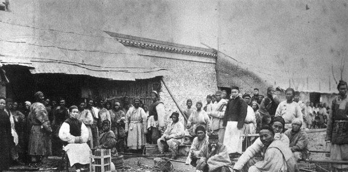 下图为住|清朝末的人们遭遇大水灾是怎么活的,罕见老照片