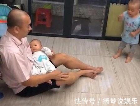 二胎政策|3岁宝宝看到爸爸抱着7个月的妹妹,一气之下破口大“骂”