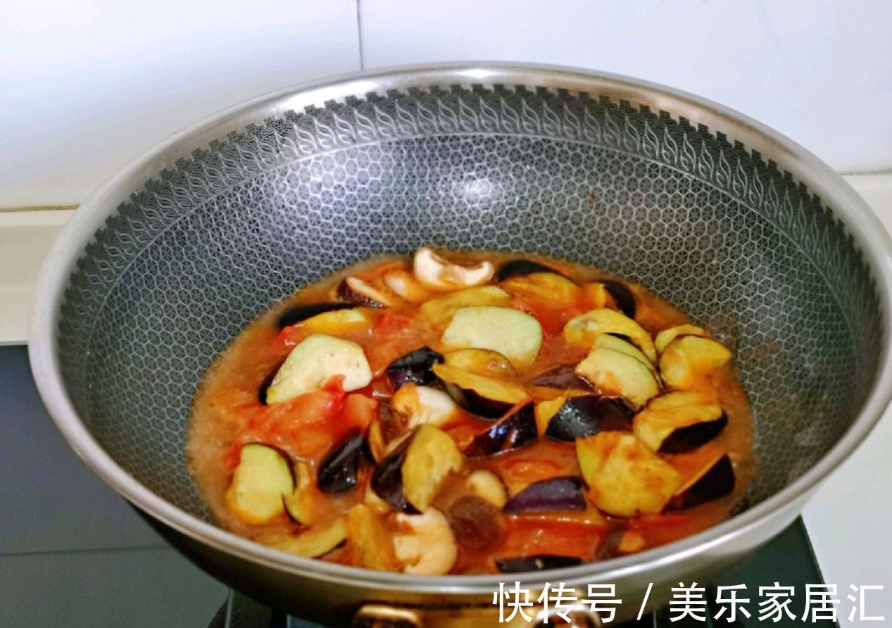 鲜美的番茄香菇烧茄子,超下饭,汤汁拌米饭太过瘾了