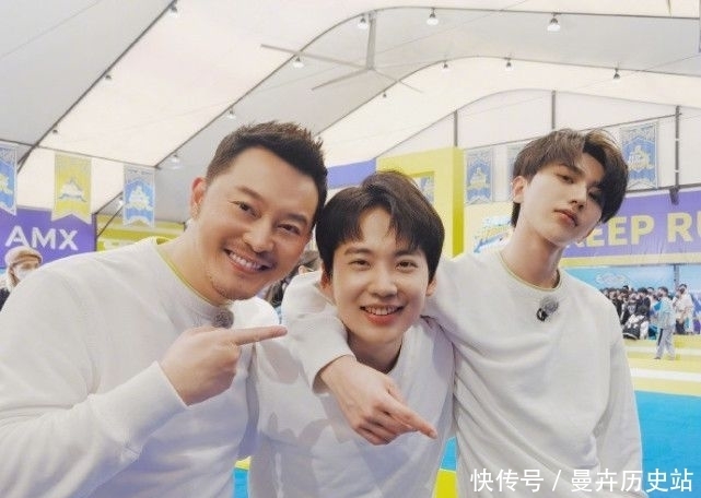 蔡徐坤|《跑男》下期未播先火,“砂锅菜”终于合体了,勾肩搭背笑点多