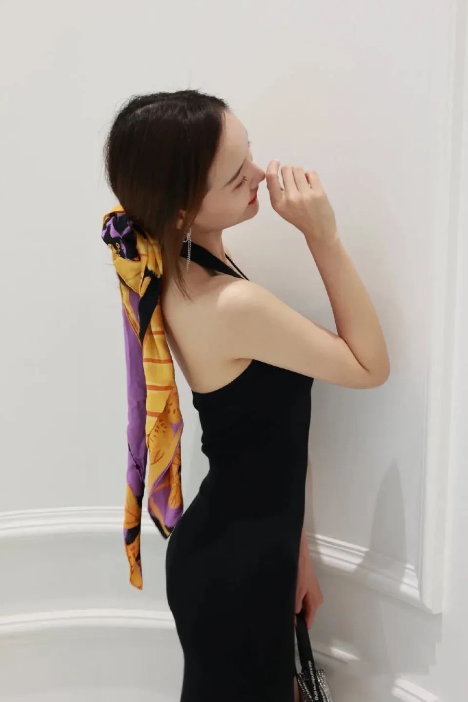 披头散发 别再披头散发了!这3个发型小技巧显嫩又高级