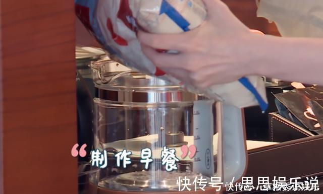 有一种罕见的早餐叫邓紫棋，当你看到她放了什么，难怪吃碗不怕胖