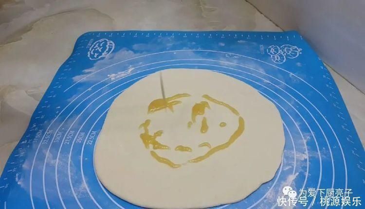 烙饼这么做太香了,开水一烫,张张柔软又劲道,学会天天不起早