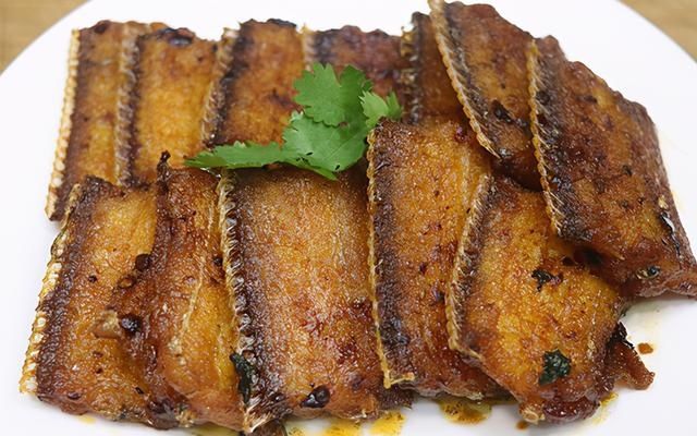  正确|炸带鱼到底要不要拍粉，大厨教你正确做法，酥香金黄，一点也不烂