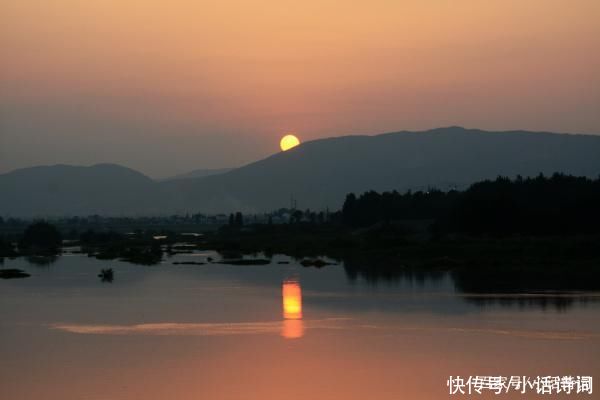 白居易在深秋的夜晚写下一首诗，诗作美如画卷，读来让人如痴如醉