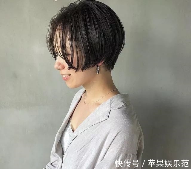 搭配|流行的这些短发发型设计搭配,每一款都很减龄!