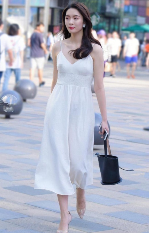 女生们|学姐穿着白裙子出来逛街,将全身无痕包裹,就是怕面料不反光